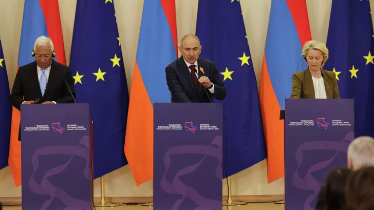 Երկու աթոռի վրա նստելու փորձը միշտ ճակատագրական ավարտ է ունենում. ՌԴ Սենատորը զգուշացում է Երևանին