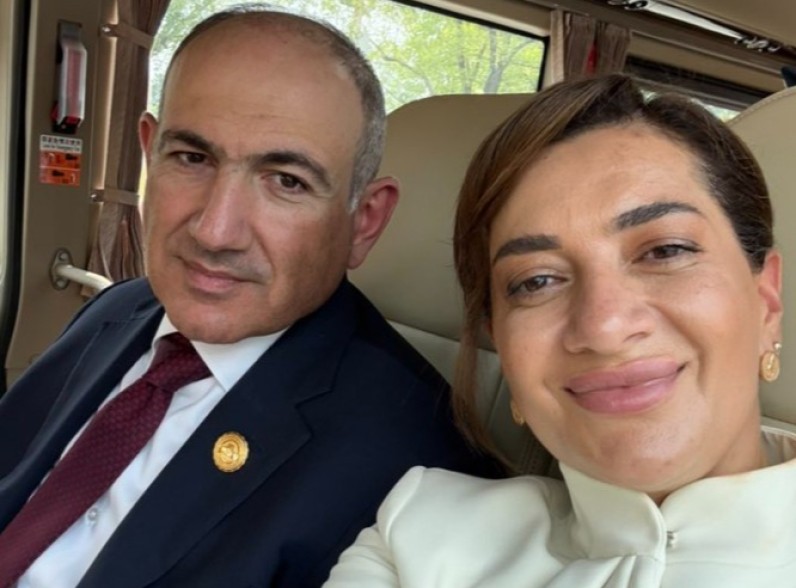 Փաշինյանը «հետեւում» է իրենց շների էջերին, իսկ կնոջ և դուստրերի էջերին չի հետեւում․ «Հրապարակ»