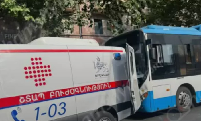 Երևանում ավտոբուսը շարժվել ու բախվել է շտապօգնության մեքենային