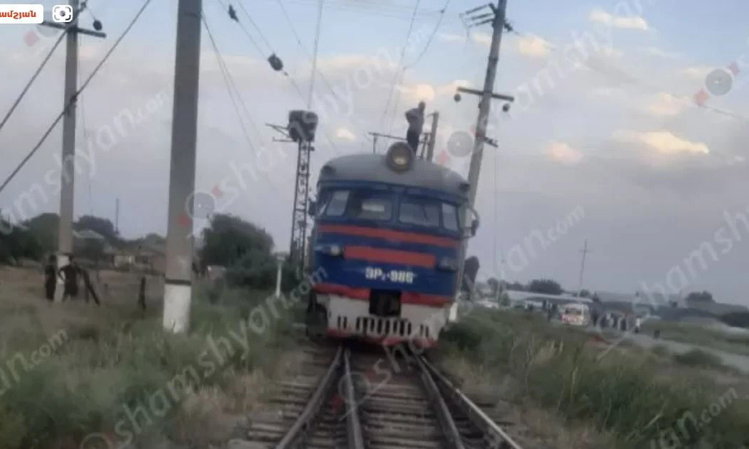 Ջրառատում էլեկտրական լարն ընկել է Երևան-Գյումրի գնացքի վագոնի տանիքին․ հրդեհ է բռնկվել