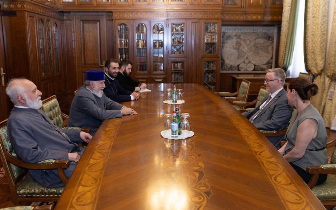 Վեհափառը հրաժեշտի հանդիպում ունեցավ ՀՀ-ում Կանադայի դեսպանի հետ