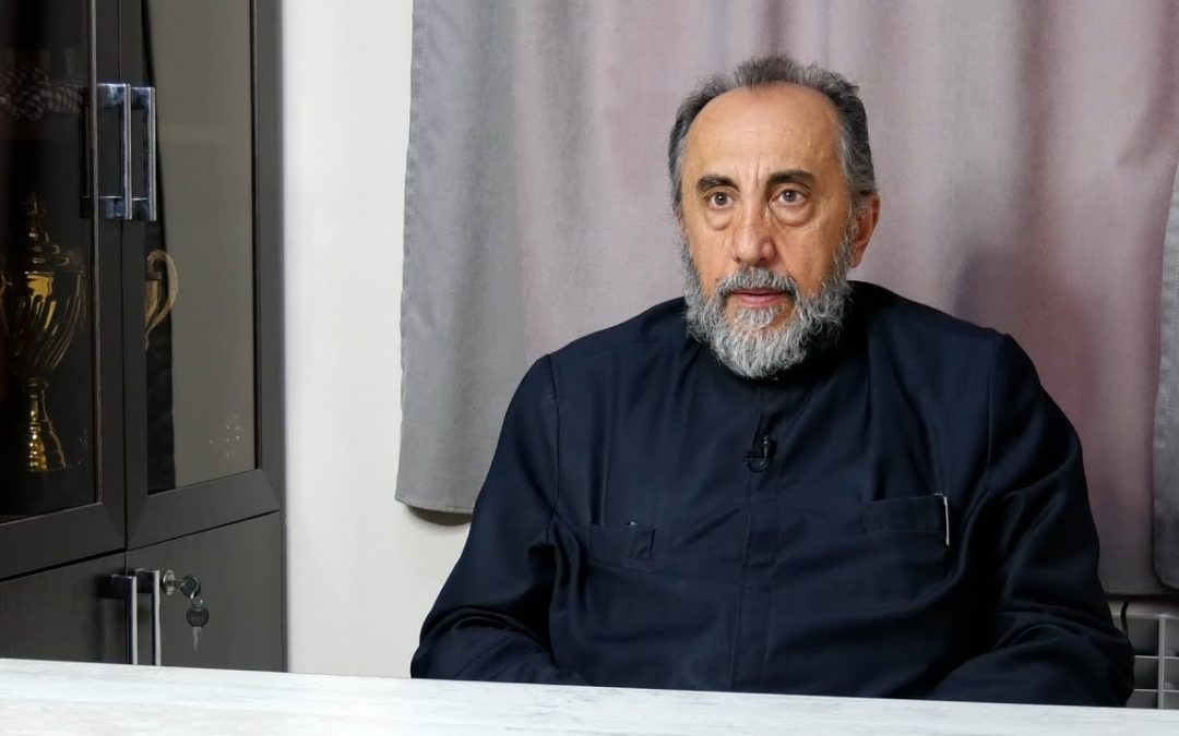 Սուվերեն երկրի դատախազն ու Վերաքննիչ դատարանի դատավորի օգնականը ռուսերեն են ստորագրում․ Սրբազան
