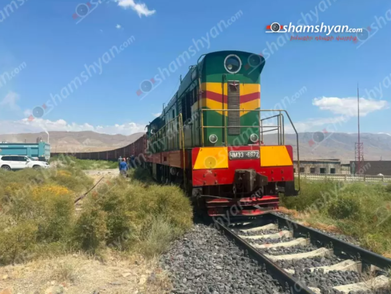 Արարատ քաղաքում բախվել են բեռնատար գնացքն ու բեռնատար ավտոմեքենան