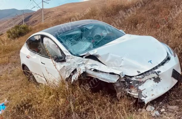 Բախվել են քաղաքացիներ տեղափոխող «Ford Transit»-ն ու «Tesla»-ն․ «Ford»-ը կողաշրջվել է, «Tesla»-ն՝ հայտնվել ձորում․ 9 վիրավոր կա