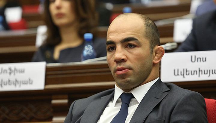 Եթե դուք հաշտ եք, առավել ևս՝ ուրախ, որ Հայրենիք հանձնողը ձերբակալել է տալիս Հայրենիք ազատագրող նախագահին, ուրեմն բանականության հետ խնդիր ունեք… Ջուլֆալակյան