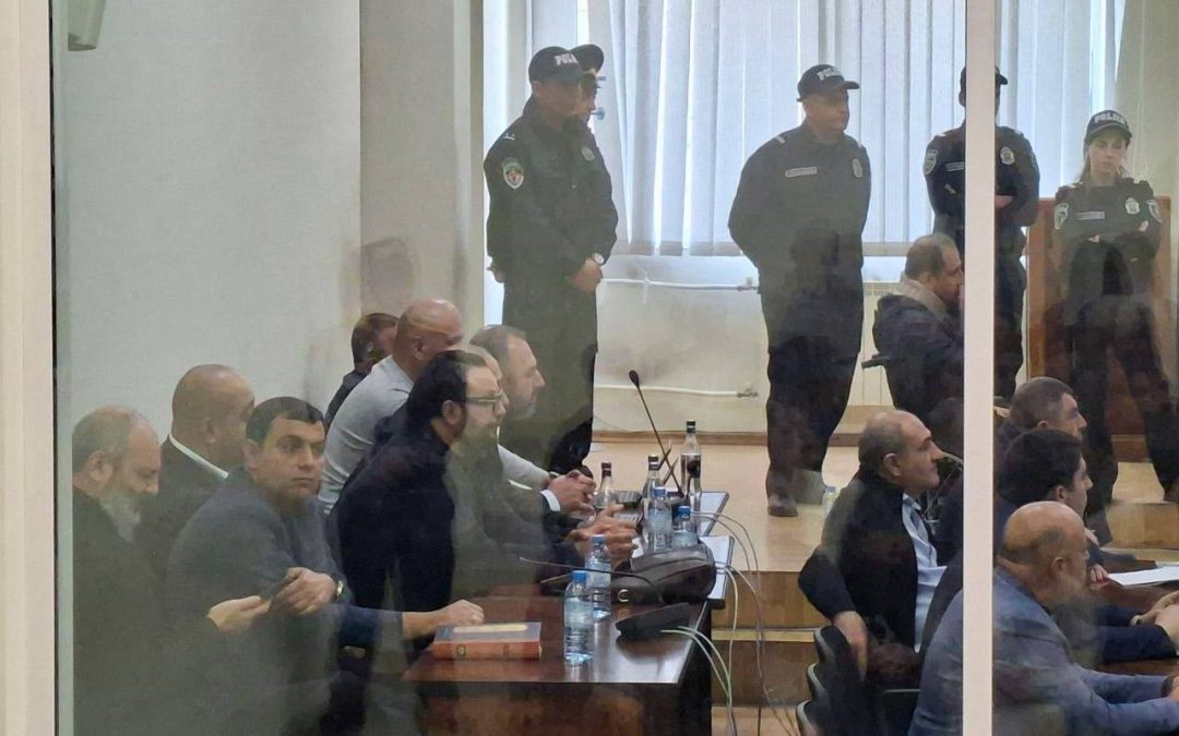 Նիստից ավելի քան մեկ ժամ անց ոստիկանները Բագրատ սրբազանին չէին ներկայացրել դատարան․ նիստը հետաձգվեց