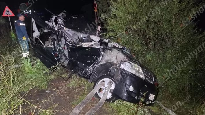 Գագարինում բախվել են «Toyota Alphard»-ը և «KamAZ» բեռնատարը. «Toyota»-ն կողաշրջված հայտնվել է ծառերի մեջ. կա 1 զոհ, 4 վիրավոր