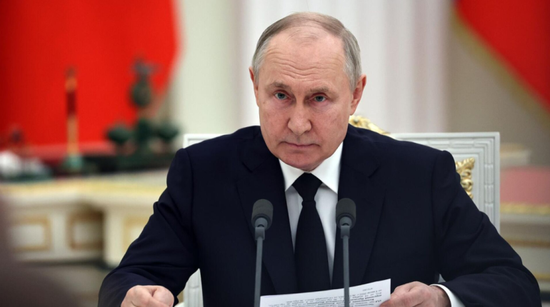 Россия будет зеркально отвечать на захват торговых судов, заявил Путин