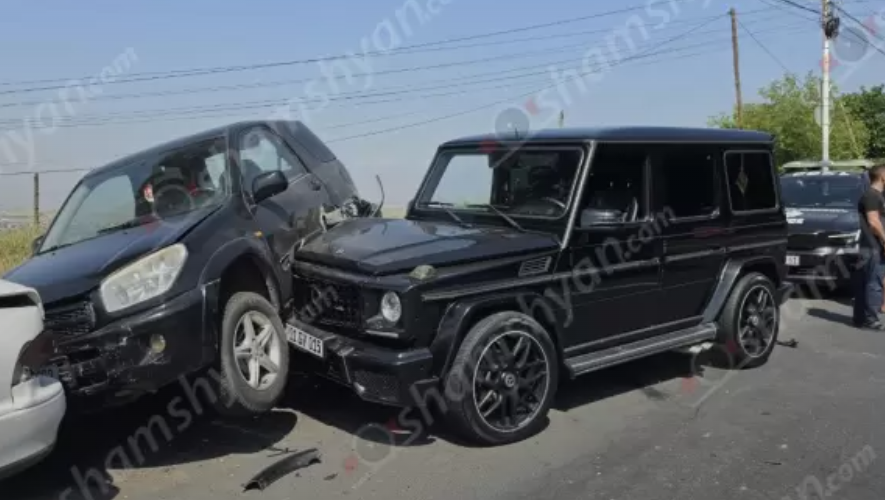 Ավտովթար՝ Երևանում. հարսանեկան արարողության մեկնող մեքենաներ են բախվել