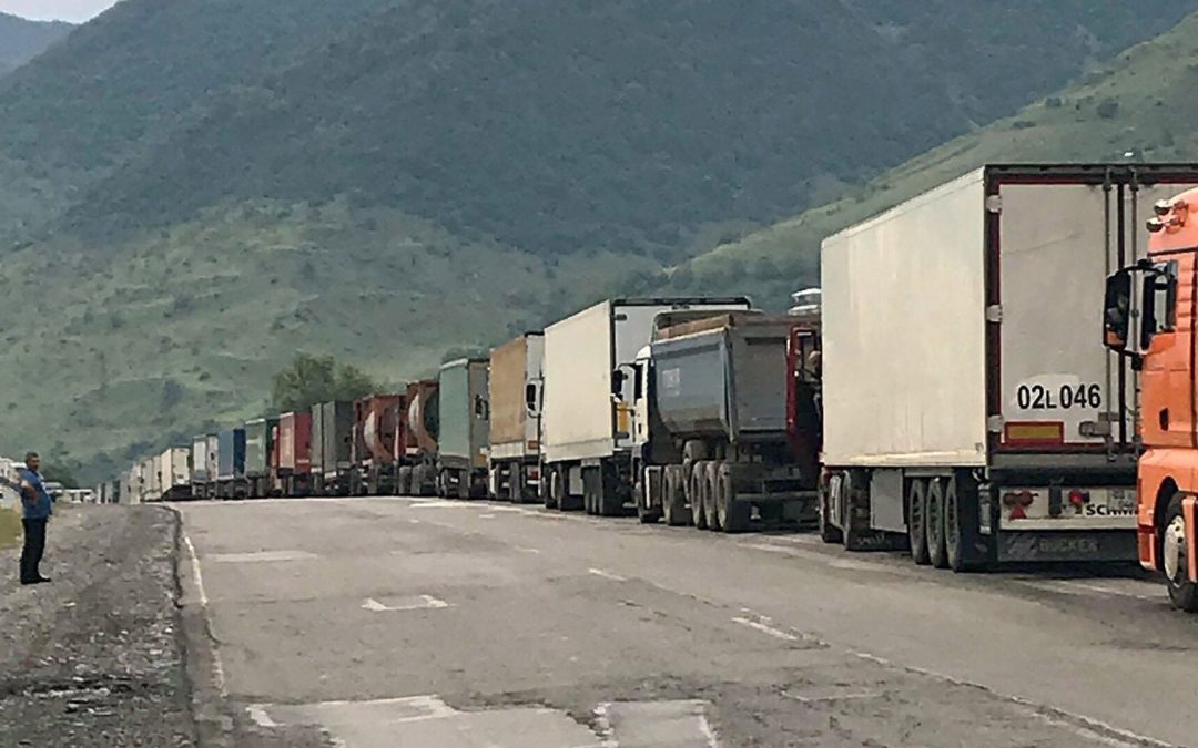 Շուրջ մեկ շաբաթ է՝ մեծ թվով բեռնատարների վարորդներ չեն կարողանում շարունակել ճանապարհը դեպի Մոսկվա․ ահազանգ