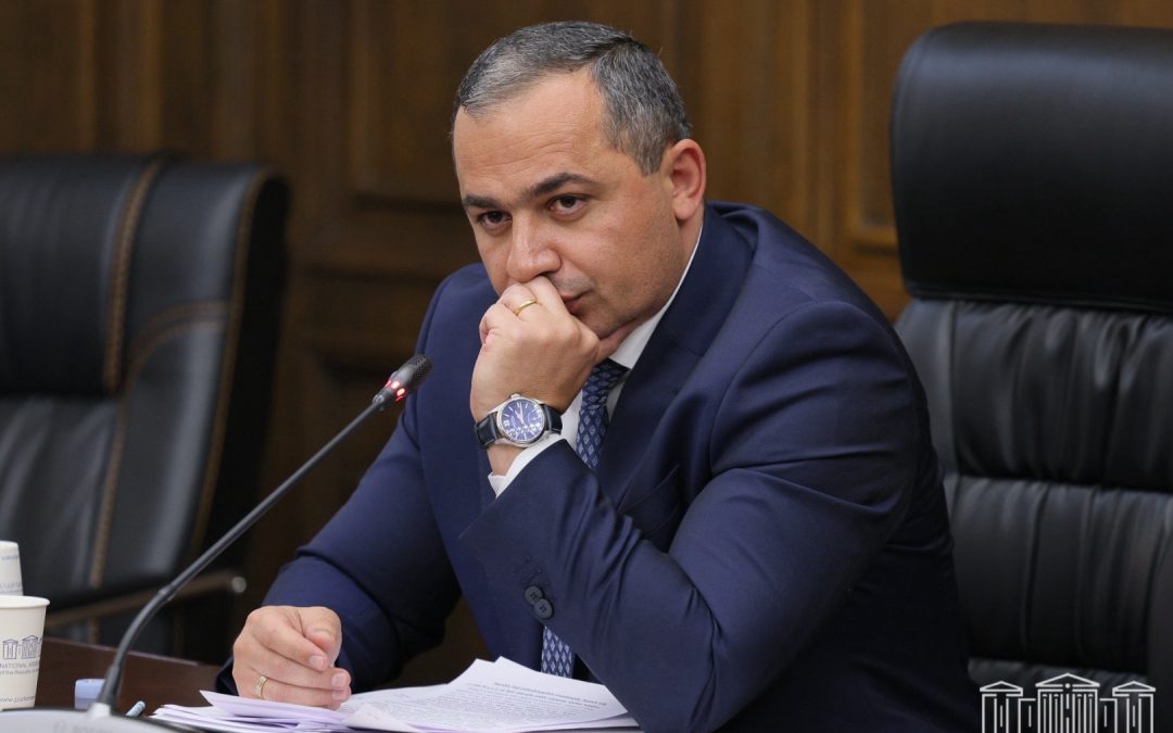 «Հրապարակ» թերթը գրում է. «Քննչական կոմիտեի հատկապես կարեւոր գործերի քննության գլխավոր վարչության պետի տեղակալ Արայիկ Պետրոսյանը դատի է տվել Քննչական կոմիտեին՝ վիճարկելով իրեն պաշտոնից ազատելու եւ այլ պաշտոնի տեղափոխելու ՔԿ նախագահ Արթուր Պողոսյանի հրամանները։ Մենք Քննչական կոմիտեից հետաքրքրվեցինք, թե Պետրոսյանն ազատվե՞լ է աշխատանքից։ ՔԿ-ից մեզ ուղարկեցին օգոստոսի 28-ի հրամանը, որով նա ազատվել է հատկապես կարեւոր գործերի քննության գլխավոր վարչության պետի տեղակալի պաշտոնից՝ իր գրավոր դիմումի հիման վրա։ Մինչ այդ՝ օգոստոսի 21-ին, Պետրոսյանին ազատել էին ՔԿ զինվորական քննչական գլխավոր վարչության պետի տեղակալի պաշտոնից եւ նշանակել այլ վարչության պետի տեղակալ։ Այս ազատումն Արայիկ Պետրոսյանի սրտով չի եղել` նա դիմում է գրել եւ ազատվել նոր նշանակված պաշտոնից ու դիմել դատարան։ Պետրոսյանը պահանջում է չեղարկել իր հետ կապված երկու հրամանն էլ։ Եթե իր նախկին պաշտոնը կառուցվածքային փոփոխությունների պատճառով այլեւս չկա, ապա նա պահանջում է օրենքով սահմանված կարգով իրեն առաջարկել համապատասխան այլ պաշտոններ եւ հնարավորություն տալ որոշելու՝ համաձա՞յն է նշանակվել այդ պաշտոնին, թե՞ ոչ։ Նաեւ պահանջում է քննարկել իրեն ՔԿ կադրերի ռեզերվում գրանցելու հարցը։ Արայիկ Պետրոսյանը ծնունդով արցախցի է։ Առավել մանրամասն թերթի այսօրվա համարում. «Հրապարակ»