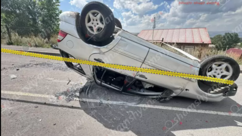 16-ամյա վարորդը «Mercedes»-ով բախվել է ապառաժ քարերին և գլխիվայր հայտնվել երթևեկելի գոտում․ կան վիրավորներ