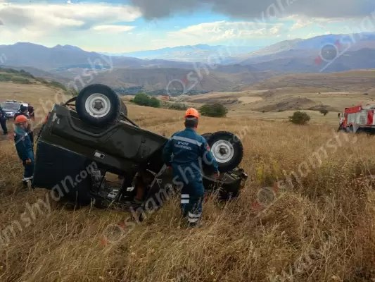 Վայքի Զոմայի Սուրբ տանող ճանապարհին «ՈւԱԶ 31512»-ը գլխիվայր շրջվել է․ կա 1 զոհ, 1 վիրավոր