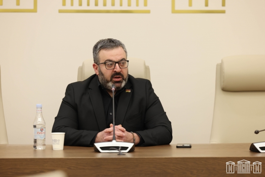 Մարդիկ պարտքով սնունդ են գնում, պետական պաշտոնյաների աշխատավարձերը կրկին բարձրանում են․ Դանիելյան