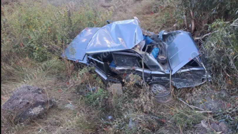 «ՎԱԶ 2105»-ը մի քանի պտույտ շրջվելով հայտնվել է ձորում. բժիշկները պայքարում են վիրավորների կյանքի համար