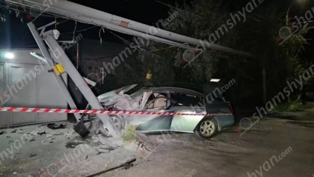 Նոր Արեշում Nissan Teana-ն բախվել է «Գազել»-ին, ապա գազատար խողովակների հենասյուներին․ կան վիրավորներ