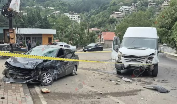 Դիլիջանում բախվել են «Ford Transit»-ն ու «Lada Granta»-ն․ 2 վիրավորներից մեկը տեղափոխվել է Երևան