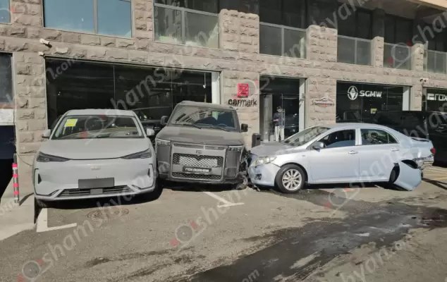 Սարալանջի պողոտայում բախվել են «Toyota bZ4X»-ը և «Toyota Corolla»-ն․ 5 վիրավորներից 3-ը անչափահասներ են