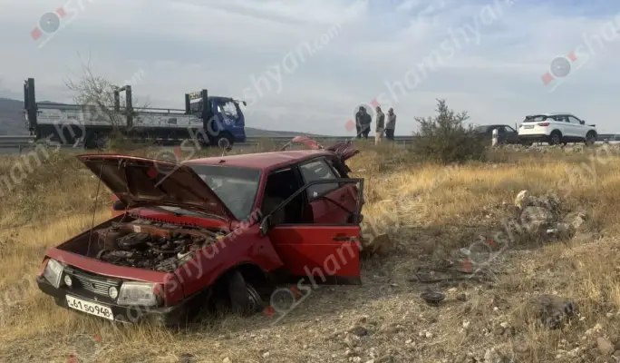 Բախվել են «Geely»-ն և «Լադա»-ն․ վերջինը դուրս է եկել երթևեկելի գոտուց, բախվել քարերին և հայտնվել դաշտում․ կա վիրшվոր