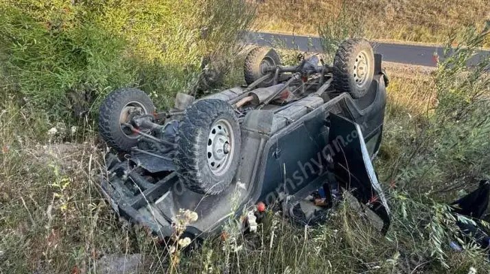 Երևան-Մեղրի ավտոճանապարհին վարորդը «ՈւԱԶ»-ով գլխիվայր հայտնվել է թփերի մեջ․ կան վիրավորներ