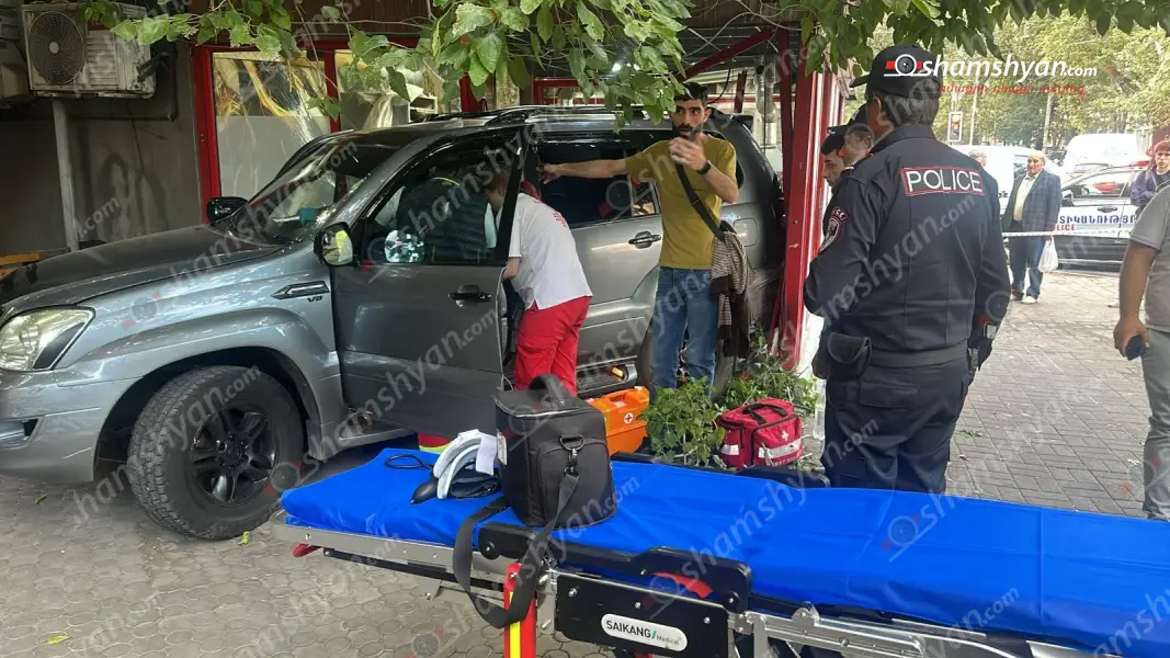 Բախվել են «Nissan Rogue»-ը և «Lexus GX470»-ը․ վերջինը կnտրել է խմորեղենի արտադրամասի ապակիները