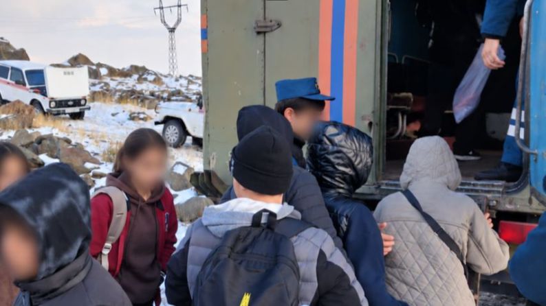 «Քարի լիճ» տանող ճանապարհին ավտոբուսն արգելափակվել է ձյան շերտում․ ուղևորները տեղափոխվել են Ամբերդ բնակավայր