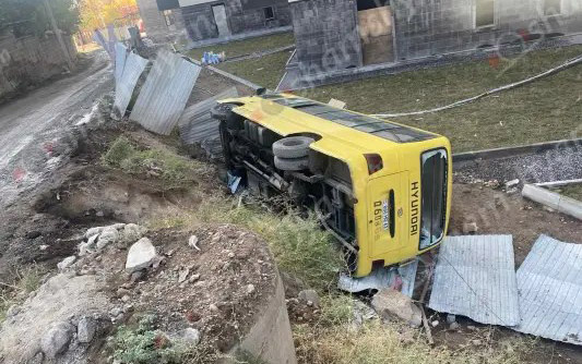 Երևանում «Hyundai» ավտոբուսը կողաշրջվել է․ 11 օտարերկրացիներ տեղափոխվել են հիվանդանոց