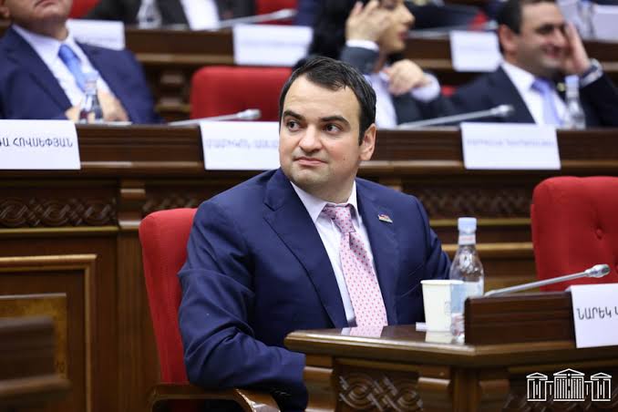 Մարդիկ պետք է բարձրացնեն իրենց ձայնը ձեր անվերջանալի զիջումների դեմ. Նարեկ Կարապետյան