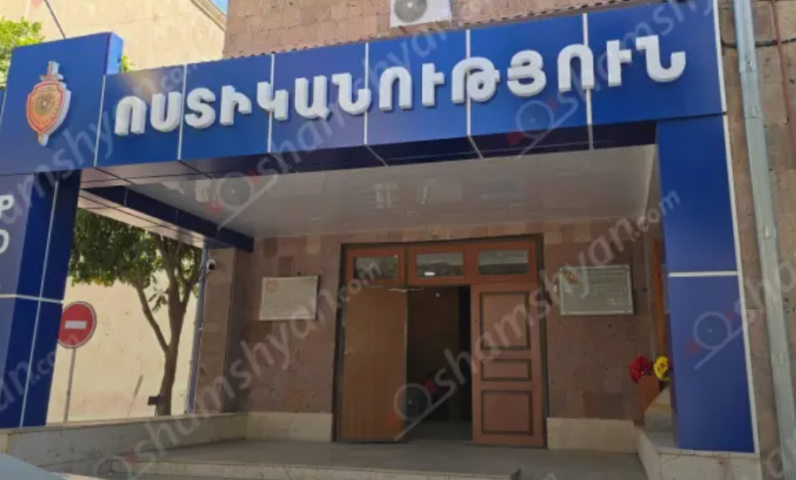 Արարատի մարզում 44-ամյա կինը ոստիկաններին հայտնել է, որ անհայտ անձը հարձակվել է իրենց տան վրա